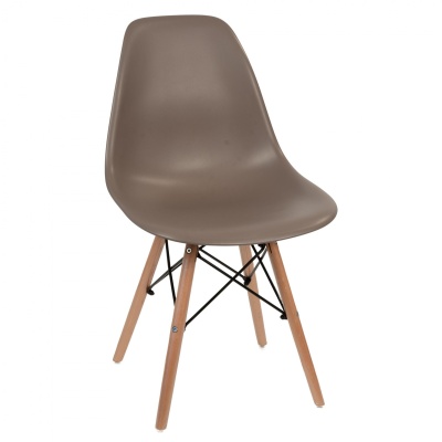 Cadeira de plástico castanho com pés de madeira clara e estrutura metálica preta