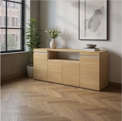 Aparador de madeira clara com decoração e quadro na parede