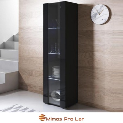 Móvel alto preto com porta de vidro e prateleiras, junto a escada e relógio na parede