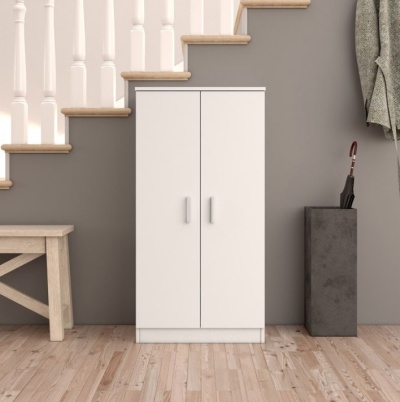 Armário branco de duas portas sob escada com banco e suporte para guarda-chuva