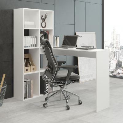 Escritório moderno com secretária branca, cadeira preta ergonómica e estante branca com livros e objetos.