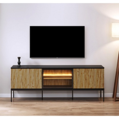 Móvel de televisão em madeira e metal com portas ripadas e iluminação interior