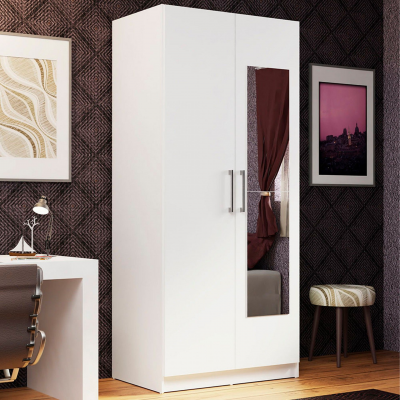 Armário branco de duas portas com espelho na sala