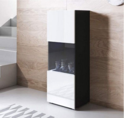 Móvel alto com portas brancas e vidro contendo copos num ambiente interior moderno