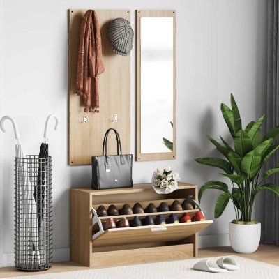 Móvel de madeira com espelho, porta-sapatos aberto com sapatos, bolsa preta, cachecol, gorro, guarda-chuvas, planta e chinelos num ambiente interior.