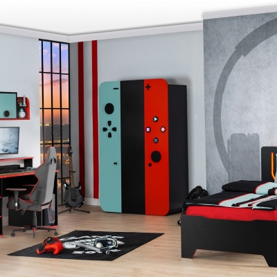 Quarto com cama preta e vermelha, guarda-roupa colorido, secretária e guitarra junto a uma janela grande