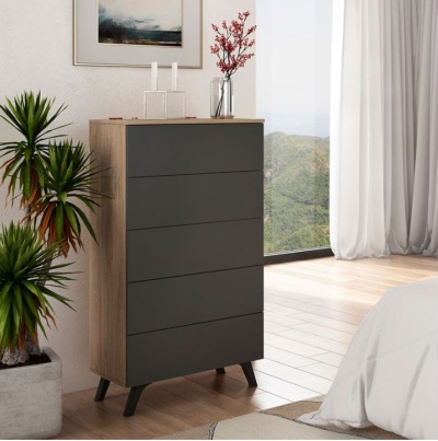 Cómoda cinza escuro com laterais em madeira clara numa decoração de quarto com planta e cama branca