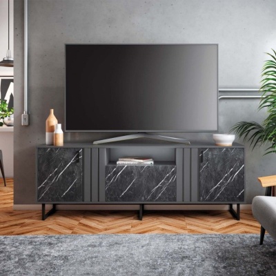 Móvel preto com efeito mármore para televisão, três portas e espaço central, em sala moderna com parquet