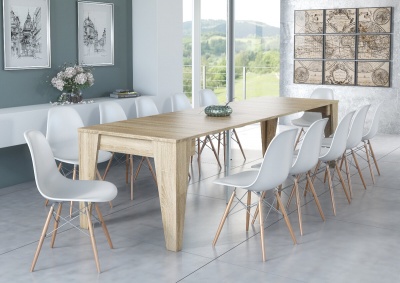 Sala de jantar com mesa de madeira e doze cadeiras brancas