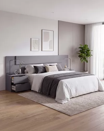 Quarto moderno com cama cinzenta e branco, mesas-de-cabeceira embutidas, abajures, arte na parede e planta verde.