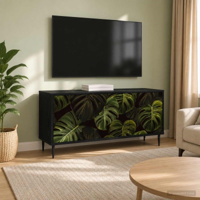 Móvel preto com folhas verdes, TV e planta numa sala com cortinas bege