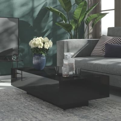 Mesa de centro preta brilhante com decoração numa sala moderna