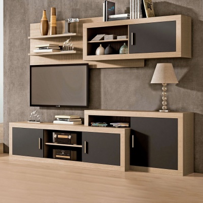 Móvel de sala em madeira clara com portas pretas, candeeiro com base transparente e parede cinza