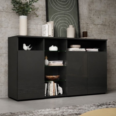 Aparador preto com decoração e estantes abertas e fechadas