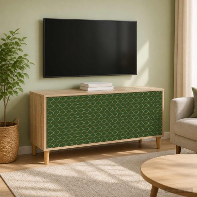 Televisão montada na parede acima de cómoda com portas verdes decoradas, planta em vaso de cesto e sofá bege