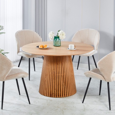 Conjunto de mesa de madeira redonda com quatro cadeiras estofadas bege