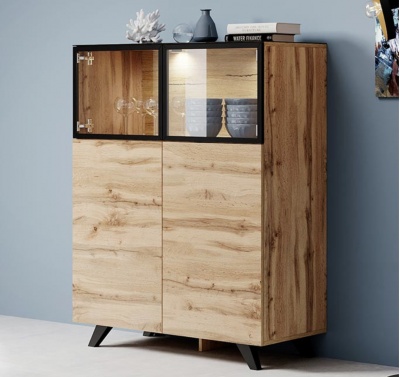 Móvel de madeira clara com portas de vidro e sólida, copos e decoração no topo