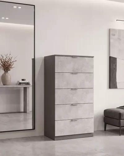 Cómoda cinza claro com 5 gavetas em ambiente minimalista com espelho e decoração