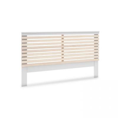 Cabeceira de cama em madeira clara e estrutura branca