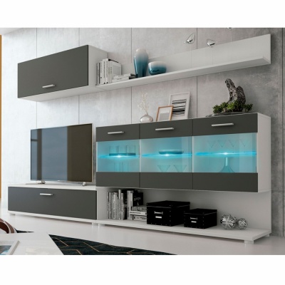 Móvel moderno de sala com prateleiras, portas escuras e iluminação azul