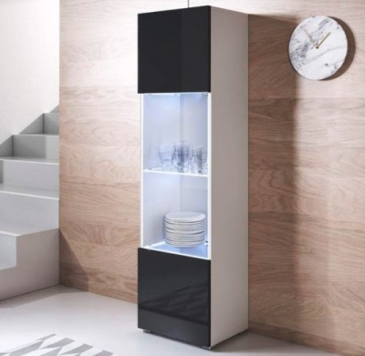 Móvel alto branco com portas pretas e prateleira iluminada com copos e pratos