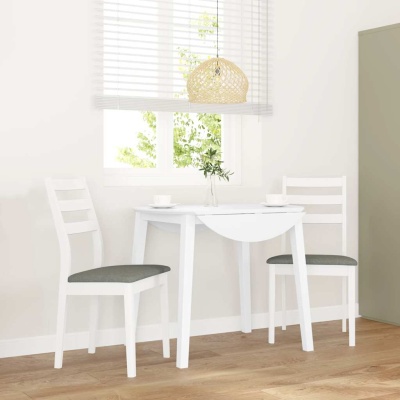 Conjunto de sala de jantar branco com mesa, cadeiras e lâmpada pendente, com janela e planta no interior
