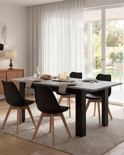 Mesa de jantar retangular cinza com cadeiras pretas e tapete cinza geométrico