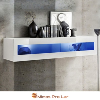 Móvel suspenso branco com faixa azul translúcida e decoração em preto sobre parede de cimento