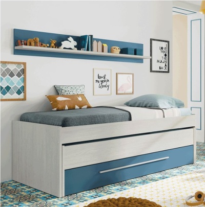 Cama de solteiro em madeira clara com gaveta azul, prateleira azul com objetos e quadros na parede