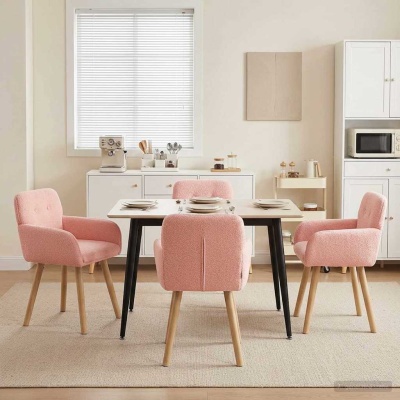 Quatro cadeiras cor-de-rosa com pernas de madeira à volta de mesa branca com pernas pretas, em sala de jantar com buffet e utensílios.