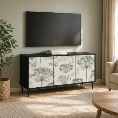 Móvel preto com portas decoradas com padrão verde, TV na parede, planta, livros e cortina bege