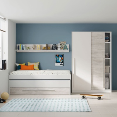 Quarto com cama branca, estante com livros, almofadas coloridas, parede azul e armário