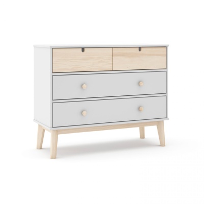 Cómoda branca com gavetas em madeira clara e cinzenta, com puxadores redondos de madeira.