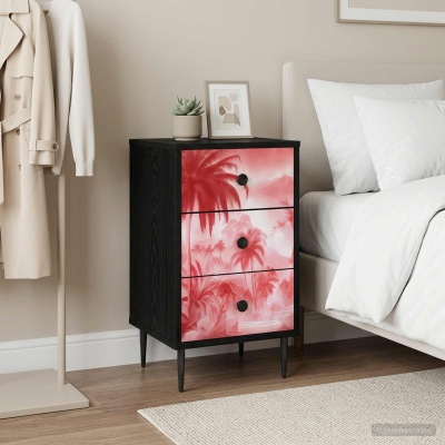 Cômoda de madeira preta com gavetas decoradas em padrão rosa de palmeiras ao lado de cama branca e cabide com roupa creme