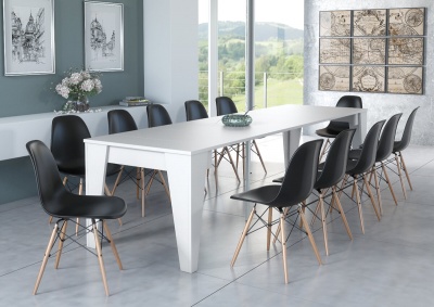 Mesa branca retangular rodeada por doze cadeiras pretas com pernas de madeira em sala moderna