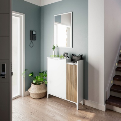 Móvel branco e madeira clara com espelho, planta e escada ao lado