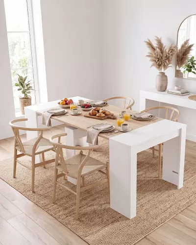 Mesa de jantar de madeira clara com cadeiras e decoração minimalista em sala branca