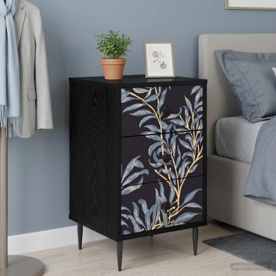 Cómoda preta com padrão de folhas, vaso de planta e moldura em quarto azul