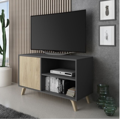 Móvel de televisão cinza e madeira clara com televisão e decoração numa sala moderna