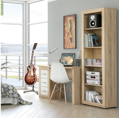 Quarto com secretária, cadeira branca, estante de madeira, guitarra e janela panorâmica