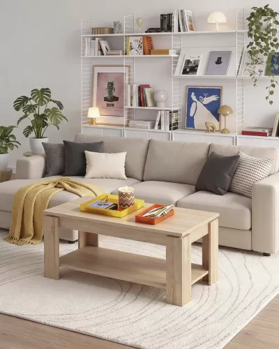 Sofá bege e mesa de centro de madeira numa sala com estante branca e decoração