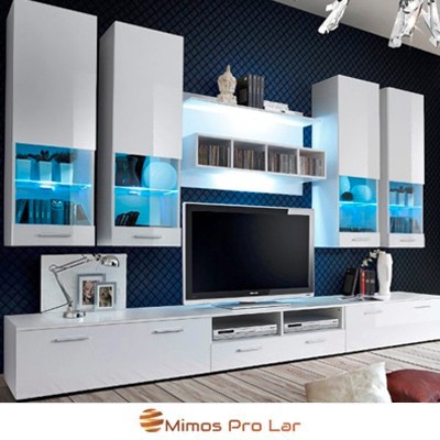 Conjunto de móveis brancos para sala com iluminação azul e televisão