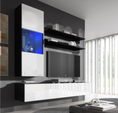 Móvel de sala moderno com prateleiras e televisão na parede, janela com cortinas verticais