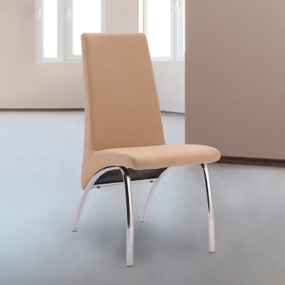 Cadeira estofada bege com pernas metálicas cromadas em ambiente minimalista