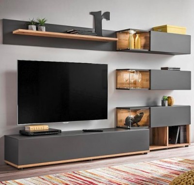 Móvel de sala moderno cinza com iluminação âmbar e detalhes em madeira