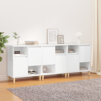 Aparador branco moderno com portas e prateleiras, decorado e colocado num ambiente com chão de madeira e tapete cinza.