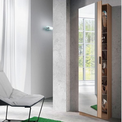 Sapateira em madeira clara com porta de espelho em ambiente interior