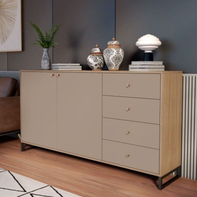 Aparador moderno bege com decoração de vasos e candeeiro, parede cinzenta