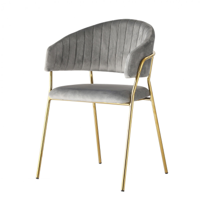Cadeira cinzenta estofada com estrutura metálica dourada em fundo branco