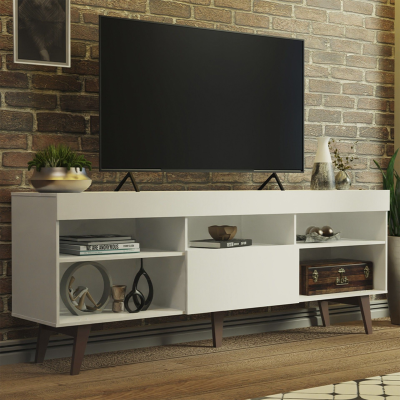 Móvel de TV branco com televisão preta e decoração em ambiente com parede de tijolos